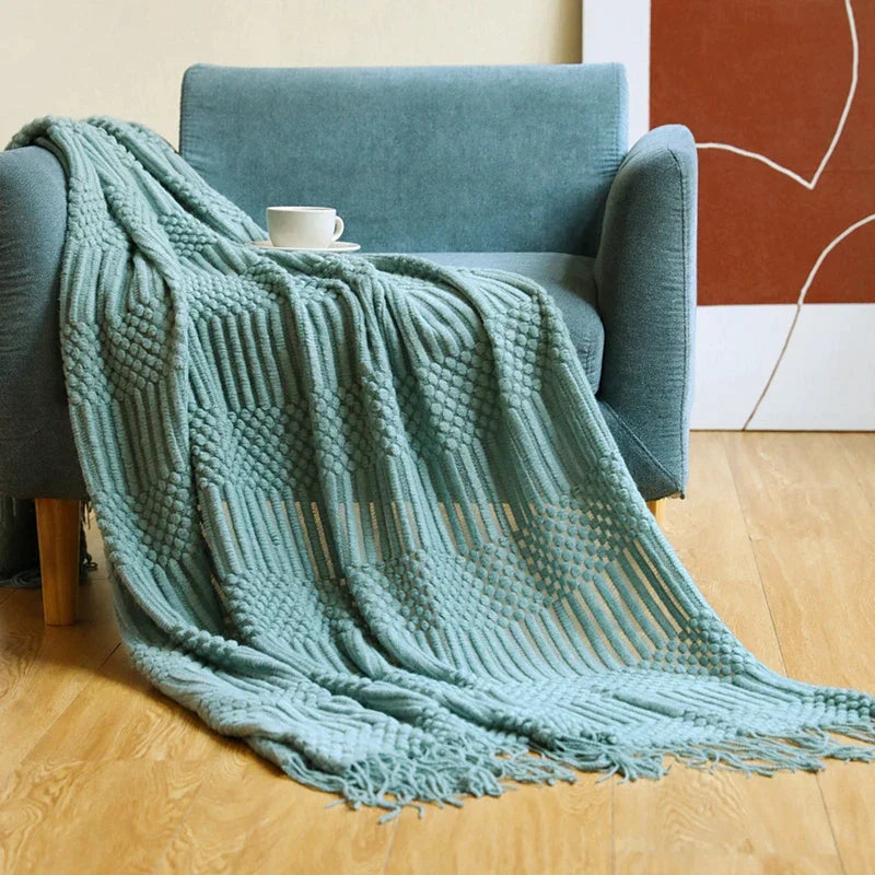 Knitted Waffle Blanket: Nordic Décor Elegance