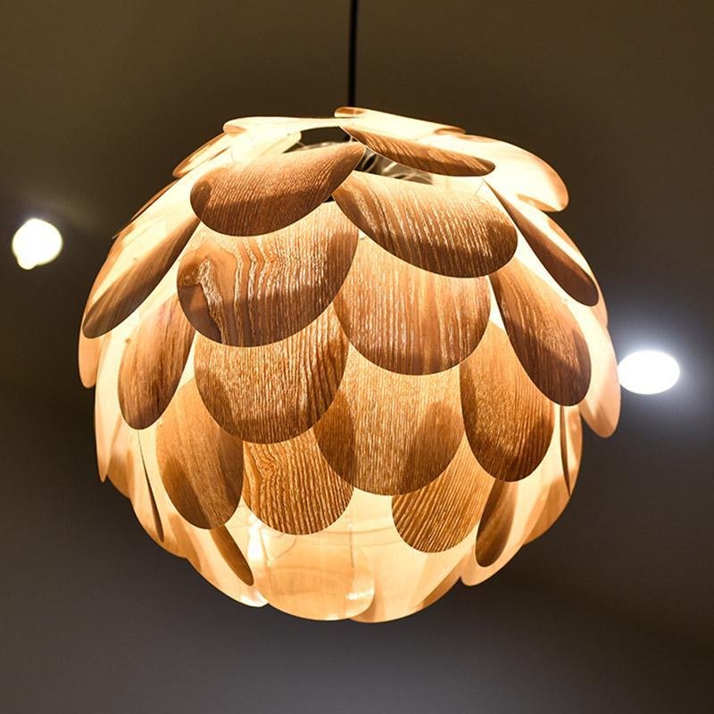 TropicalGlow – Hanging lamp in the shape of a pineapple made of wood