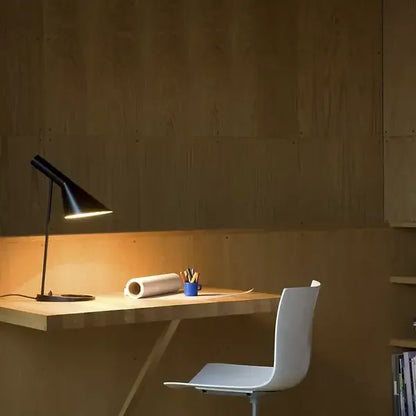 MinimalGlow - Modern LED Table Lamp with Sleek Design