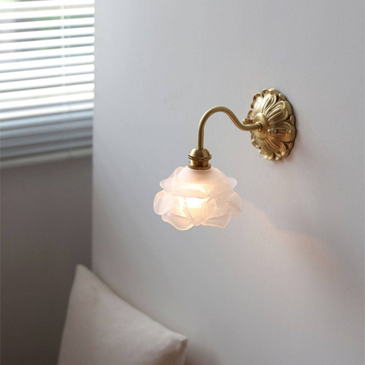 ÉléganceCourbée - Wall Lamp in Brass and Glass